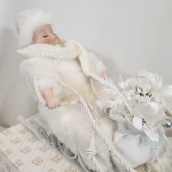 New Winter Baby in Sleigh From the Heritage Signature Collection - Picture 7 of 16